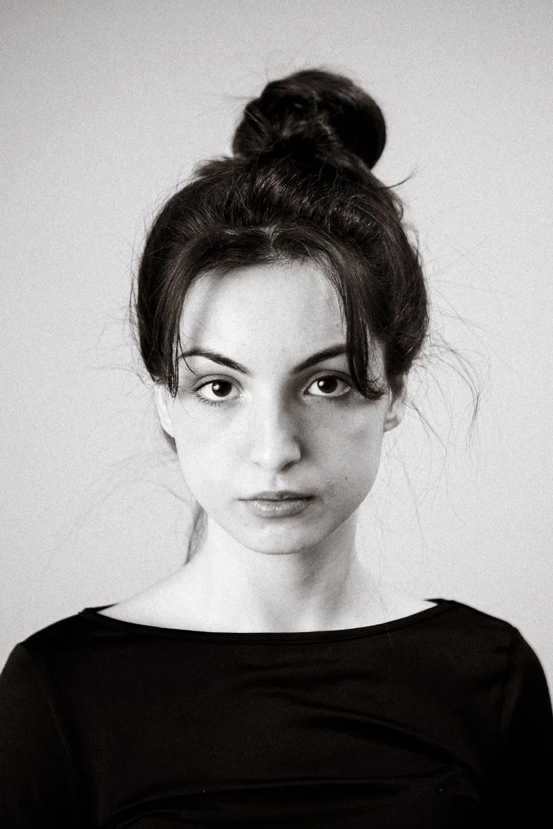 Ritratto di ragazza con lo chignon in bianco e nero