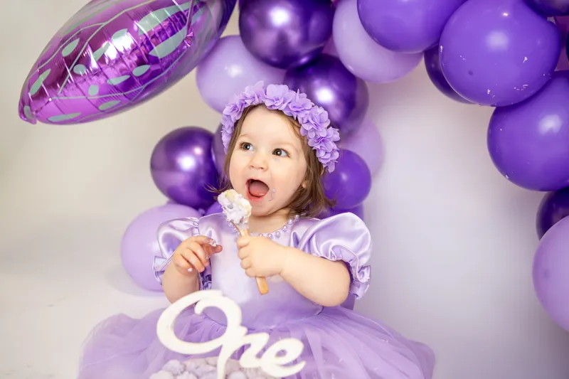 Bambina con coroncina viola e la scritta one