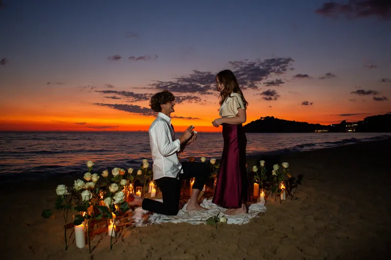 Proposta di matrimonio sulla spiaggia al crepuscolo