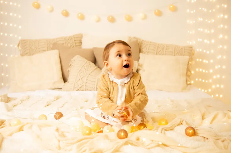 Bambina stupita fra le lucine dorate