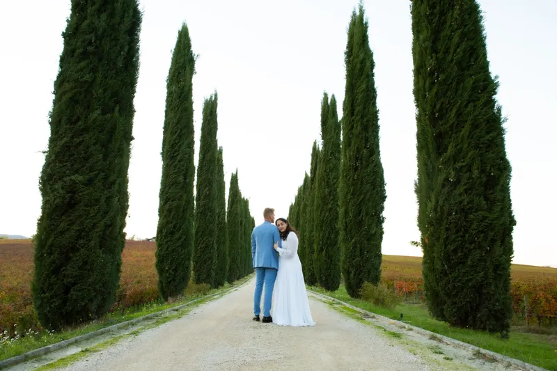 Sposi in fondo a un viale di cipressi