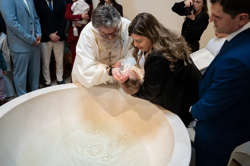 Battesimo al fonte battesimale