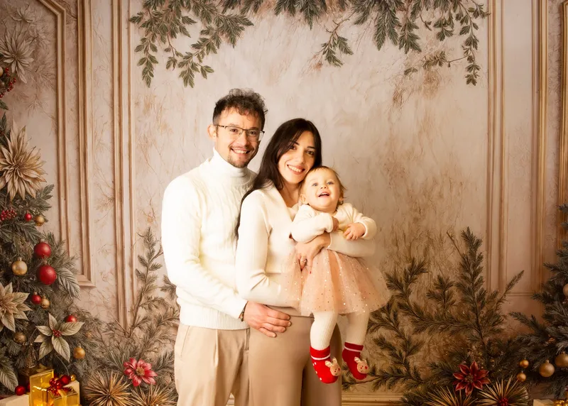 Famiglia con bambina davanti a un albero di natale