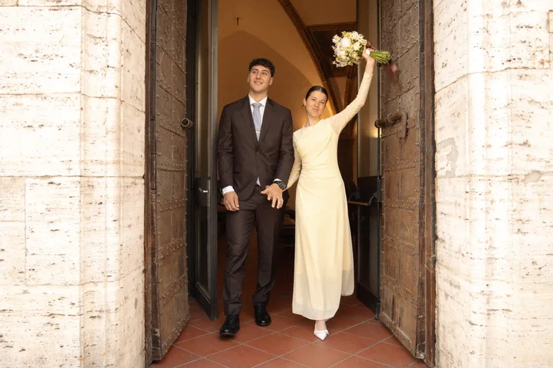 Sposi che escono dal portone della chiesa