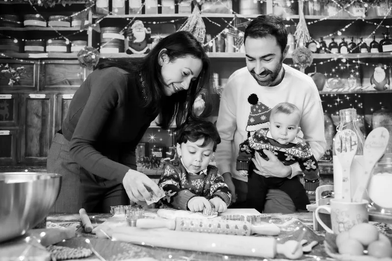 Famiglia che prepara i biscotti in bianco e nero