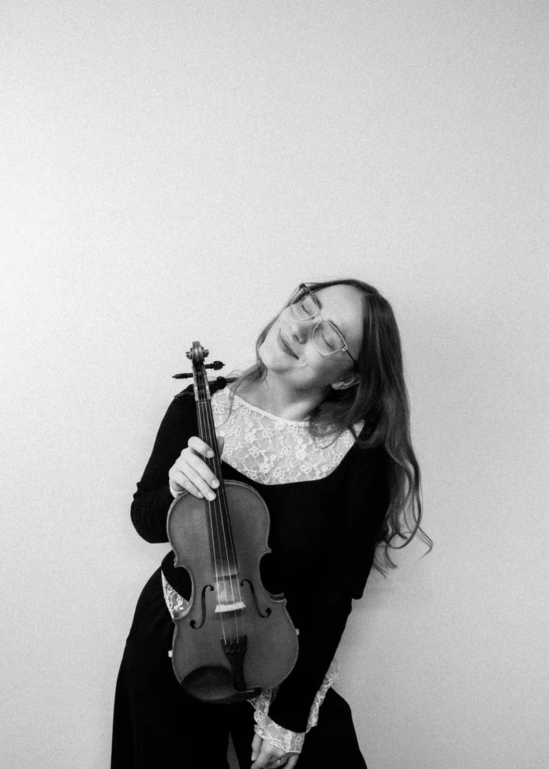 Ragazza con il violino in bianco e nero