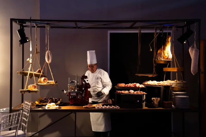 Cuoco al banco dei salumi durante un evento