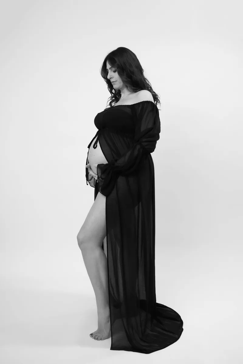 Donna incinta in abito nero in bianco e nero