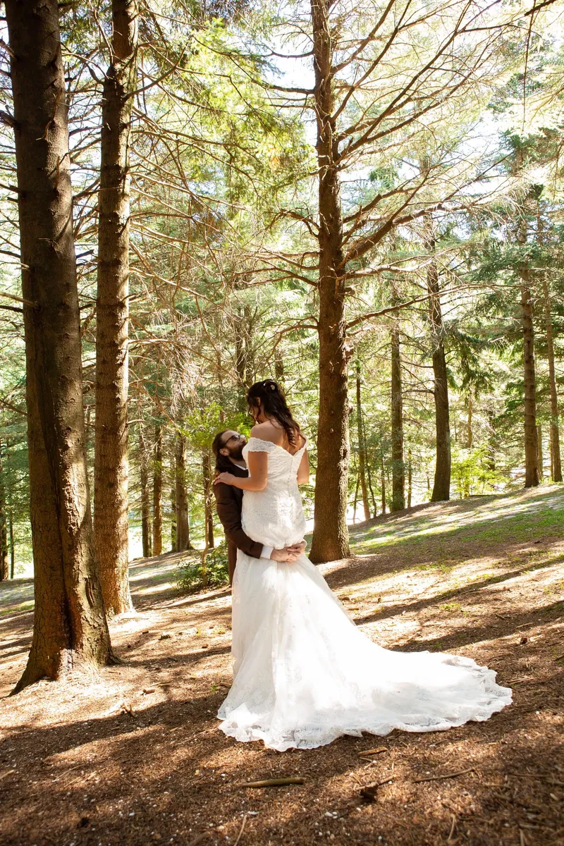 Sposo che solleva la sposa nel bosco