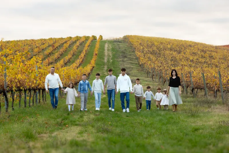 Famiglia numerosa che cammina fra le vigne