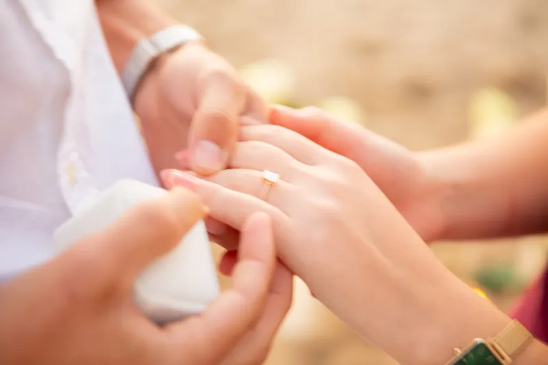 Mani con anello di fidanzamento