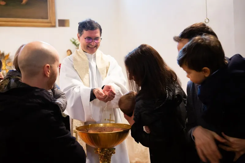 Battesimo con il sacerdote e la famiglia