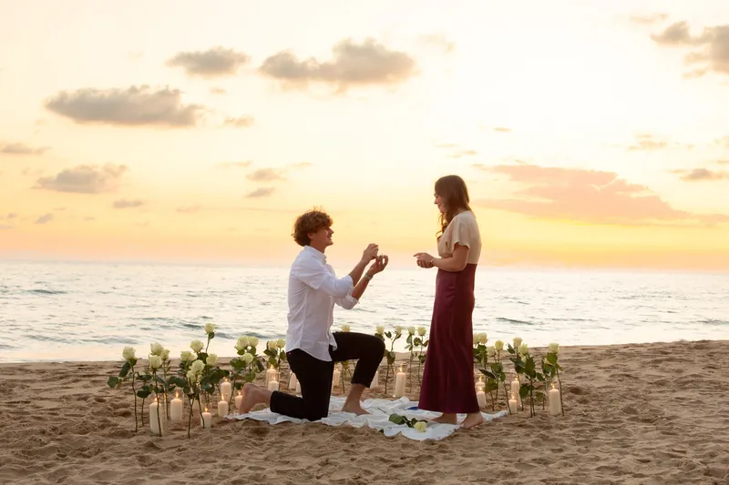 Proposta di matrimonio sulla spiaggia al tramonto