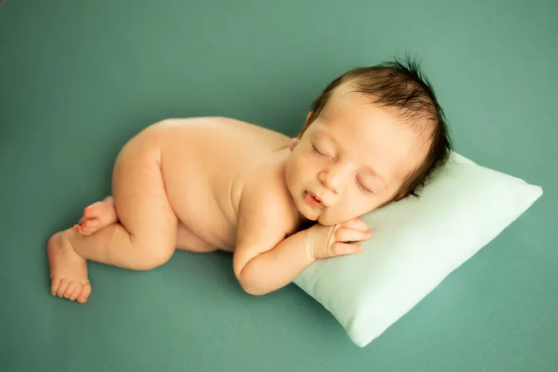 Neonato addormentato su un cuscino azzurro
