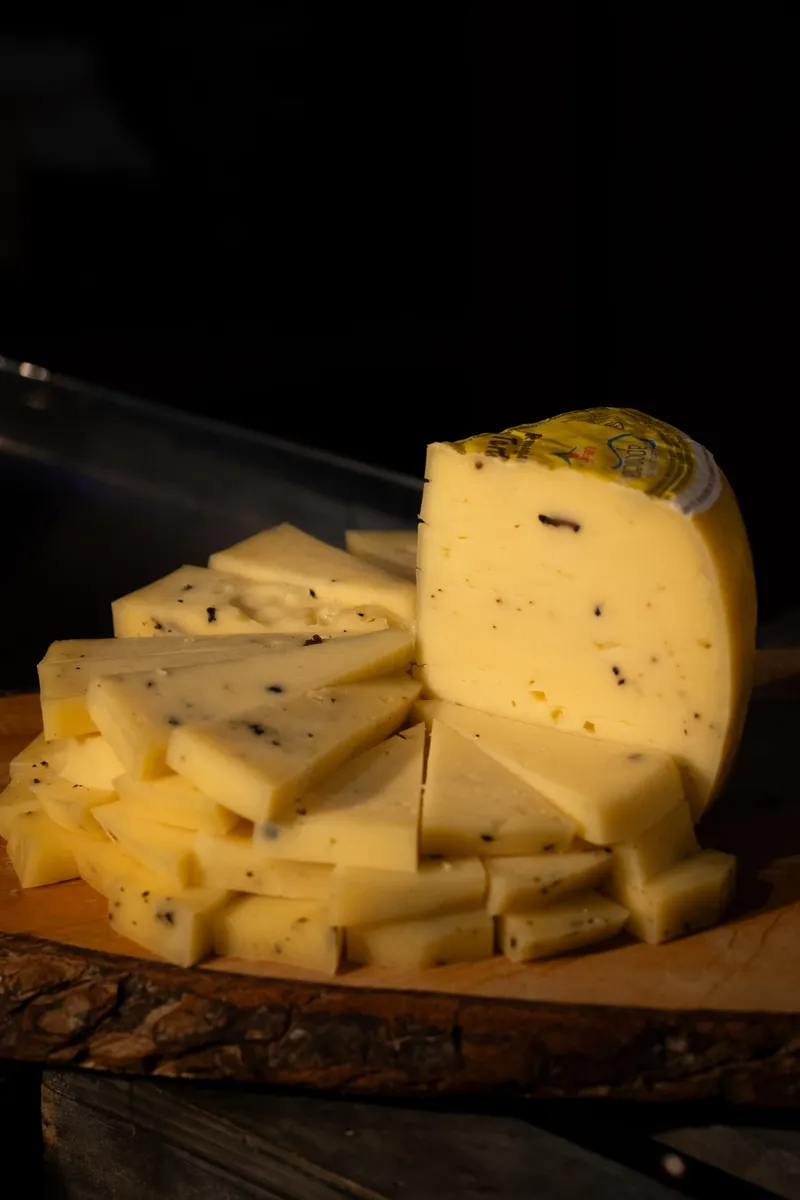 Formaggio a scaglie su un tagliere