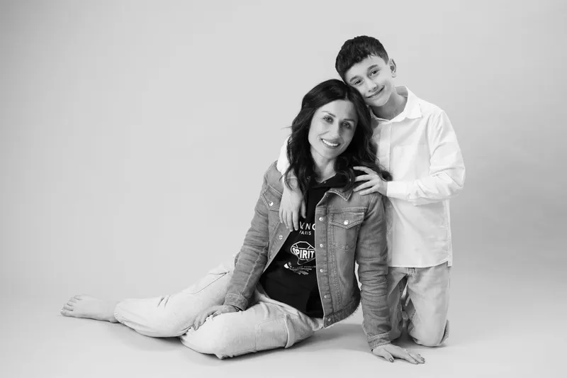 Mamma e figlio in bianco e nero