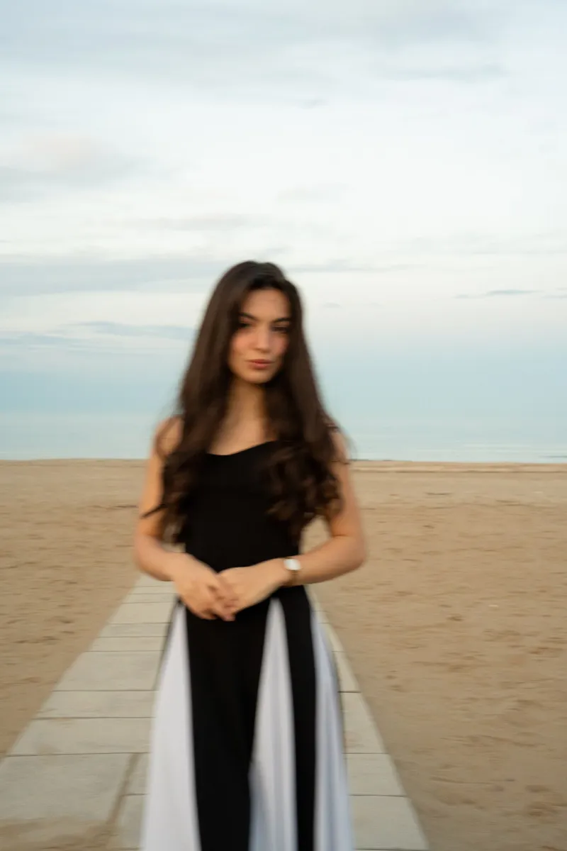 Ragazza sulla passerella in spiaggia