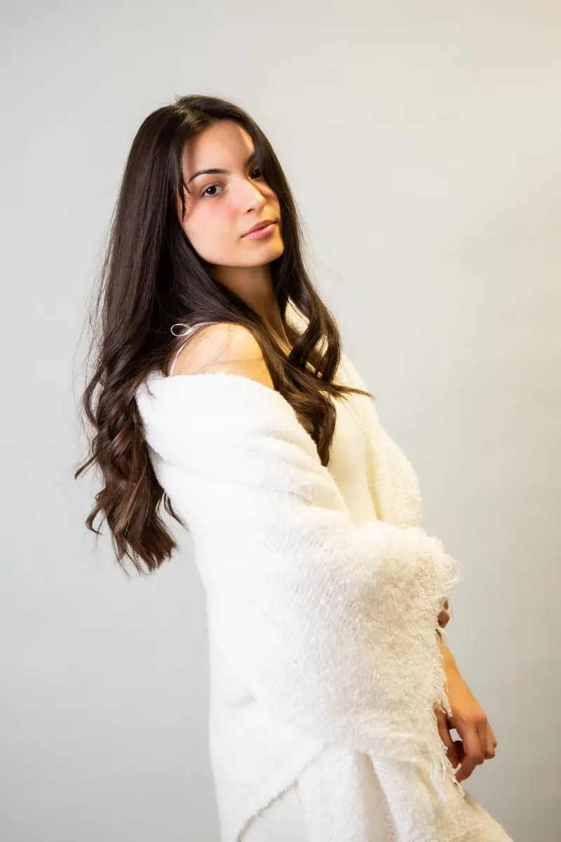 Ragazza con uno scialle bianco